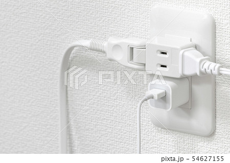 ケーブルがたくさん接続されたコンセント 54627155