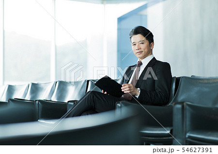ビジネス　オフィス　ビジネスマン　ミドル　キャリア 54627391