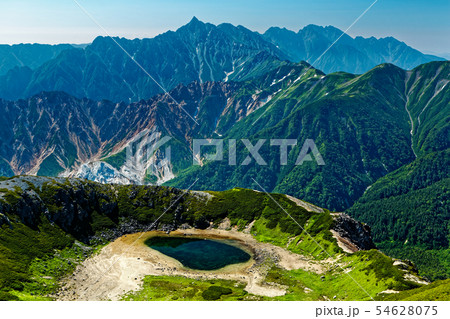 北アルプス・鷲羽岳から槍ヶ岳と鷲羽池を望むの写真素材 [54628075] - PIXTA