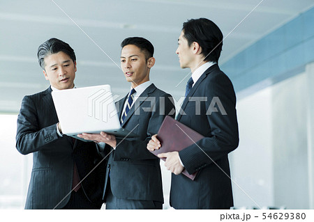 ビジネス　オフィス　ビジネスマン　ミドル　キャリア 54629380