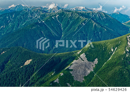 笠ヶ岳から見る鷲羽岳・水晶岳方面の山並み 54629426