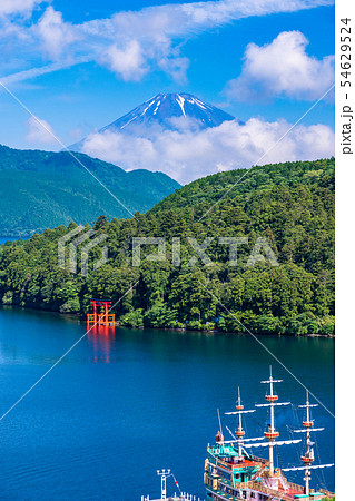 （神奈川県）芦ノ湖の向こうに富士山 54629524