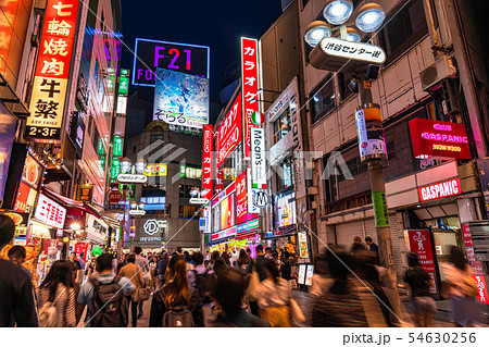 《東京都》渋谷センター街・夜の繁華街の写真素材 [54630256] - PIXTA