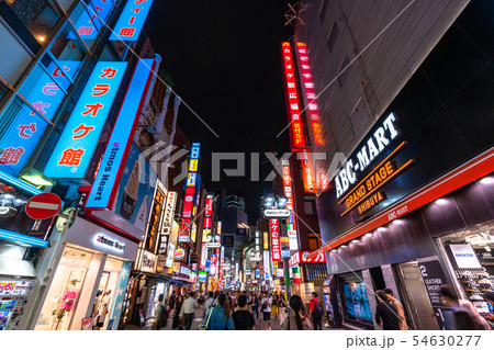《東京都》渋谷センター街・夜の繁華街 54630277