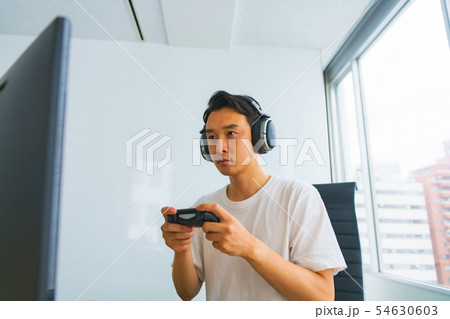 [eスポーツのイメージ] エンジニアが開発中のクラウドゲームをデバッグしているシーン 54630603