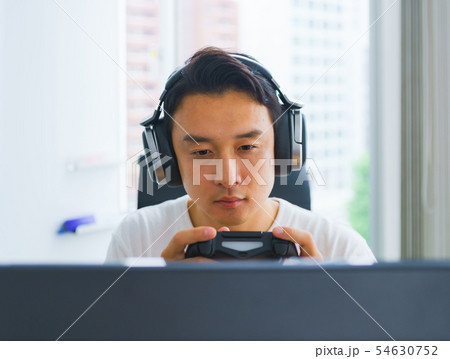 [eスポーツのイメージ] エンジニアが開発中のクラウドゲームをデバッグしているシーン 54630752