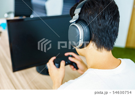 Eスポーツのイメージ エンジニアが開発中のクラウドゲームをデバッグしているシーンの写真素材 54630754 Pixta