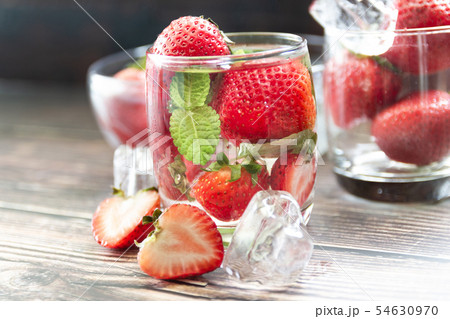 fresh Strawberry mohito cocktail with ice and mint 54630970