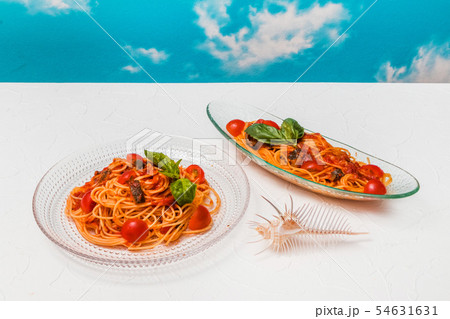 トマトとバジルのパスタ　Cold pasta with fresh tomato basil 54631631