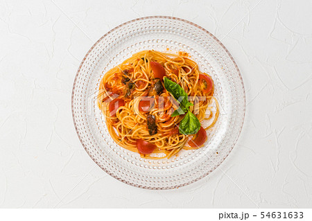 トマトとバジルのパスタ　Cold pasta with fresh tomato basil 54631633