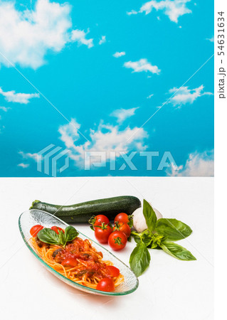 トマトとバジルのパスタ　Cold pasta with fresh tomato basil 54631634