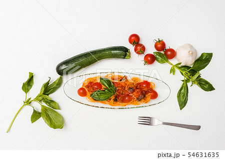 トマトとバジルのパスタ　Cold pasta with fresh tomato basil 54631635