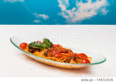トマトとバジルのパスタ　Cold pasta with fresh tomato basil 54631636