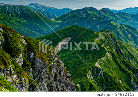 抜戸岳から見る弓折岳への稜線と双六岳・鷲羽岳の山並み 54632115