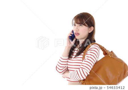 スマホと若い女性 スマホと若い女性 54633412