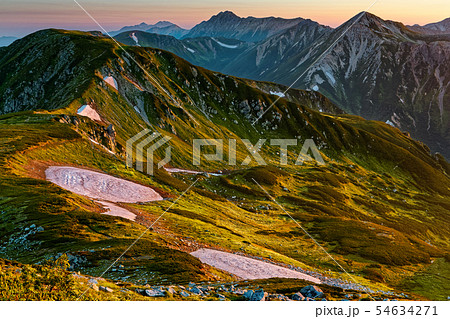双六岳から見る朝焼けの三俣蓮華岳・鷲羽岳・水晶岳 54634271
