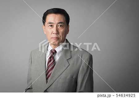 真顔のビジネスマン 日本人男性　社長　管理職 54634925