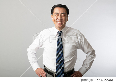 笑顔のビジネスマン　日本人男性　社長　管理職 54635588
