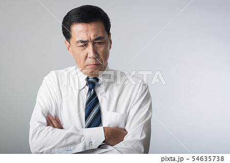 考えるビジネスマン　管理職　社長　日本人男性 54635738