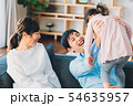 リビングルーム　若いファミリー 54635957