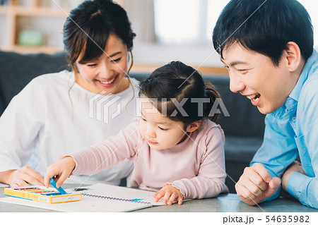 リビングルーム　若いファミリー 54635982