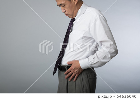 お腹を押さえる中年男性　胃痛　腹痛　メタボ 54636040