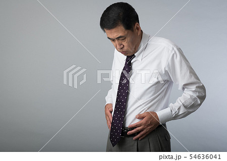 お腹を押さえる中年男性　胃痛　腹痛　メタボ 54636041
