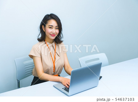 [ビューティーイメージ]　美容クリニックのコンシェルジュが客の要望を聞いてカルテを作成しているシーン 54637103