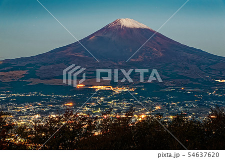 箱根 金時山から未明の富士山と御殿場の夜景の写真素材