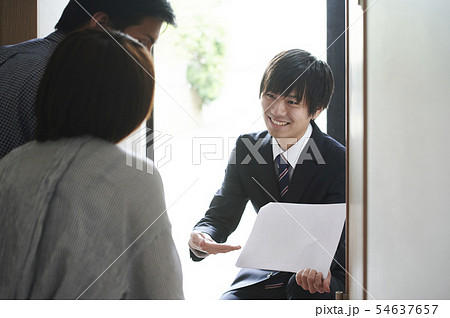 訪問販売　セールスマン　男性　 54637657