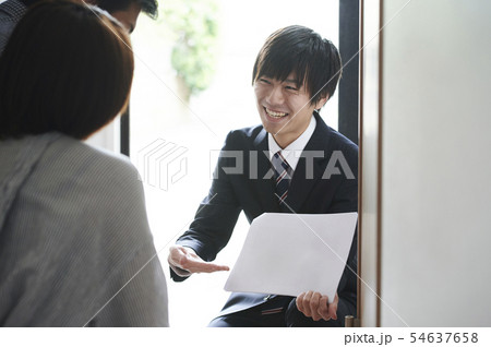 訪問販売 セールスマン 男性 訪問販売 セールスマン 男性 54637658