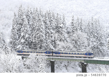 雪景色の只見線 54639770