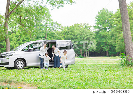 家族　自動車　旅行 54640396