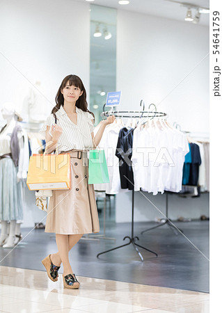 ショッピングモール アパレル 買い物 女性 人物 ショッピングモール アパレル 買い物 女性 人物 54641759