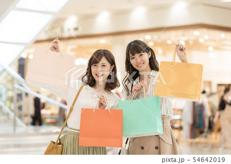 ショッピングモール アパレル 買い物 女性 人物 ショッピングモール アパレル 買い物 女性 人物 54642019