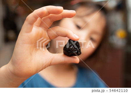 プルーンを持った女の子 プルーンを持った女の子 54642110