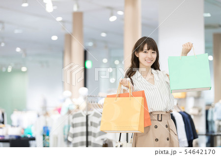 ショッピングモール　アパレル　買い物　女性　人物 54642170