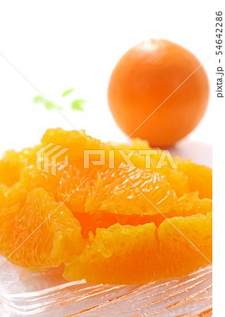オレンジ 剥き身 白背景の写真素材