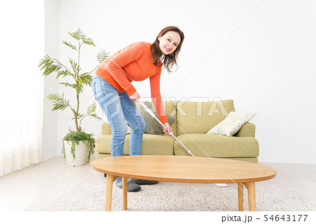 家を掃除する若い女性 54643177