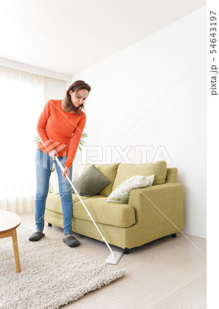 家を掃除する若い女性 54643197