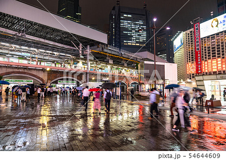 東京都》新橋駅前・SL広場《雨の夜》の写真素材 [54644609] - PIXTA