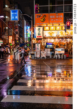 東京都 新橋 飲み屋街 雨の夜 の写真素材