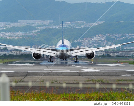 大阪国際空港に着陸するジェット旅客機 54644831