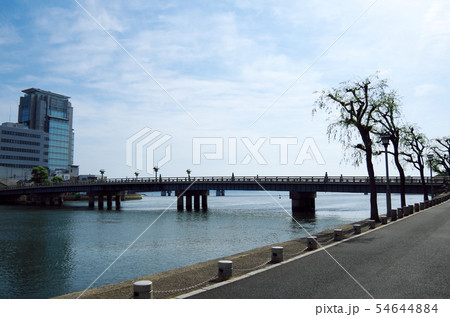 松江大橋と大橋川沿いの風景 … 島根県 松江市 天候:晴れ 松江大橋と大橋川沿いの風景 … 島根県 松江市 天候:晴れ 54644884