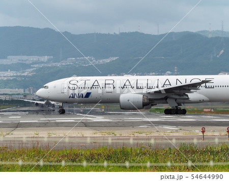大阪国際空港 滑走路に向かうジェット旅客機 大阪国際空港 滑走路に向かうジェット旅客機 54644990
