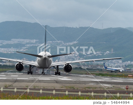 大阪国際空港 離陸するジェット旅客機 大阪国際空港 離陸するジェット旅客機 54644994