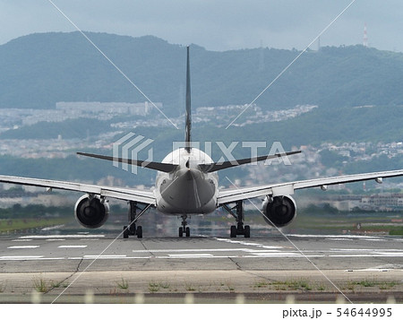 大阪国際空港 離陸するジェット旅客機 大阪国際空港 離陸するジェット旅客機 54644995