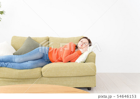 家で仮眠を取る女性 54646153