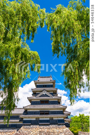 《長野県》松本城・白い雲と青い空 《長野県》松本城・白い雲と青い空 54646338