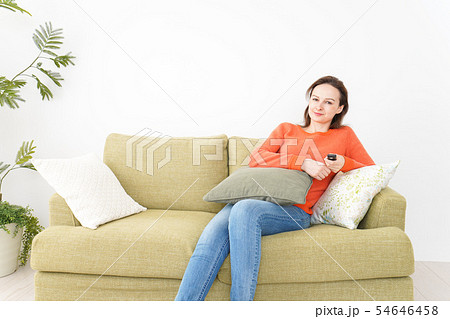 家でテレビを見る女性 家でテレビを見る女性 54646458